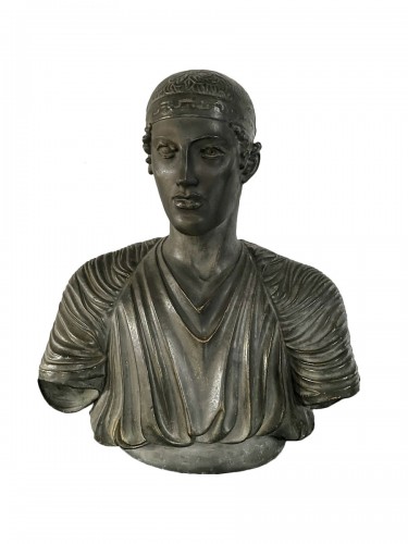Buste de Heniokhos (Aurige)  en stuc avec une patine bronze