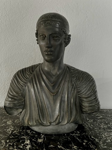 Buste de Heniokhos (Aurige)  en stuc avec une patine bronze - Sculpture Style 