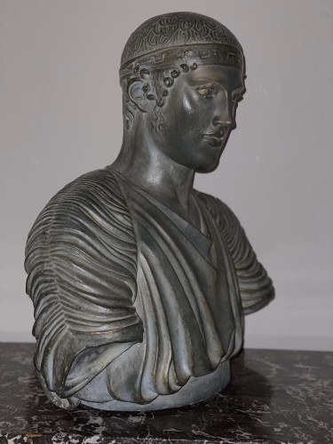 Sculpture  - Buste de Heniokhos (Aurige)  en stuc avec une patine bronze