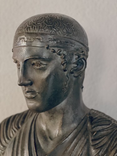 Buste de Heniokhos (Aurige)  en stuc avec une patine bronze - 