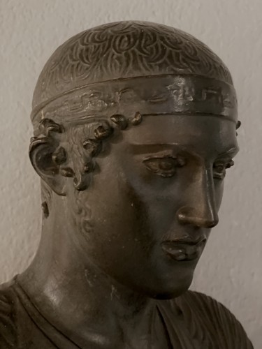  - Buste de Heniokhos (Aurige)  en stuc avec une patine bronze