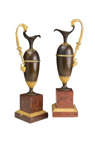 Pair of ewers in bronze, model of Ravrio