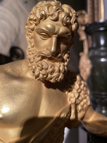 Antiquités - Pendule Empire en bronze doré et patiné