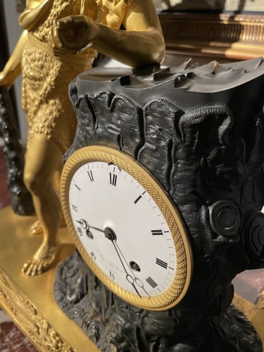 Antiquités - Empire clock in gilded and patinated bronze