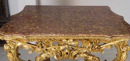 XVIIIe siècle - Paire de consoles en bois sculpté et doré. Parma. XVIIIe siècle