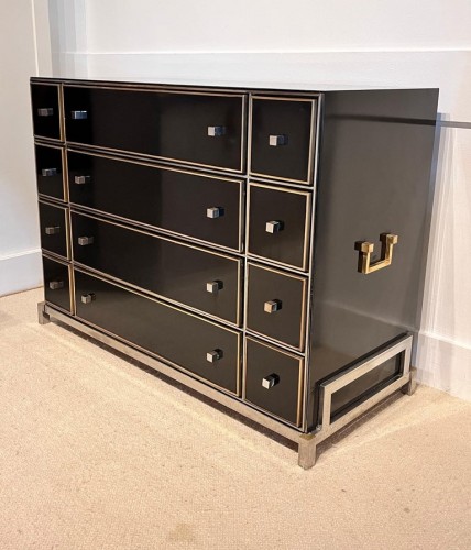 Michel Pigneres, commode en  laiton, acier chromé et formica noir vers 1970 - Mobilier Style 