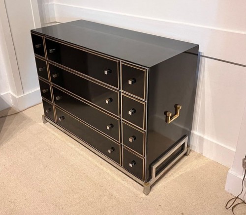 Michel Pigneres, commode en  laiton, acier chromé et formica noir vers 1970 - Ramón Portuondo