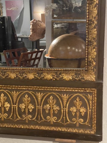XIXe siècle - Miroir en bois sculpté peint et doré de style néoclassique