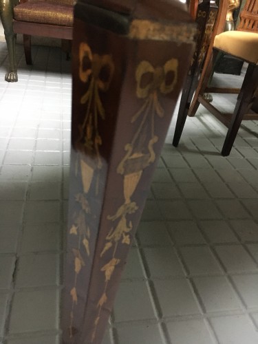 Antiquités - Table in marquetry of different woods, bone and mother of pearl