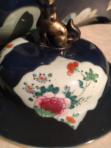 XVIIIe siècle - Un vase couvert et deux vases cornets en porcelaine chinoise XVIIIe siècle