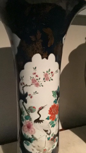 Antiquités - Un vase couvert et deux vases cornets en porcelaine chinoise XVIIIe siècle