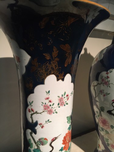 Antiquités - Un vase couvert et deux vases cornets en porcelaine chinoise XVIIIe siècle