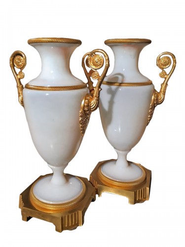Paire de vases Charles X en opaline et bronze doré