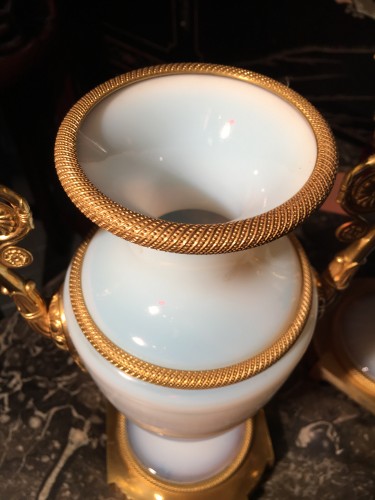 Glass & Crystal  - Pair of Charles X vases in opaline and gilt bronze
