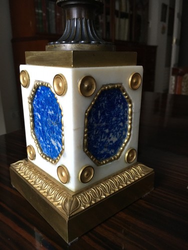 Decorative Objects  - Patinated bronze urns mounted on white marble, lapis lazuli and gilt bronze bases