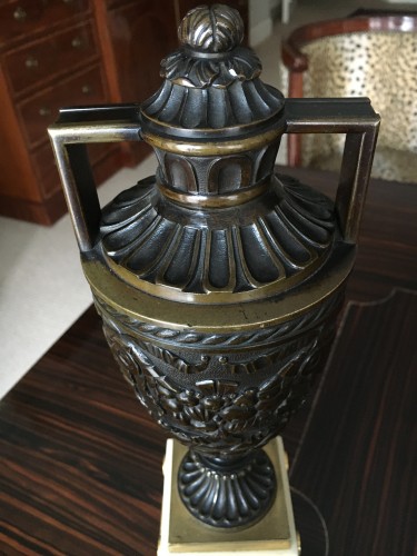Patinated bronze urns mounted on white marble, lapis lazuli and gilt bronze bases - 