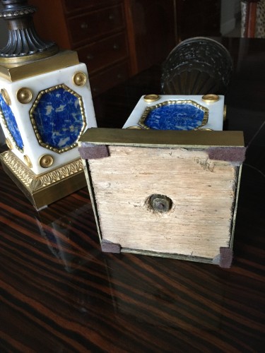 19th century - Patinated bronze urns mounted on white marble, lapis lazuli and gilt bronze bases