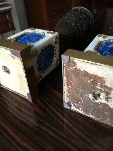 Patinated bronze urns mounted on white marble, lapis lazuli and gilt bronze bases - 