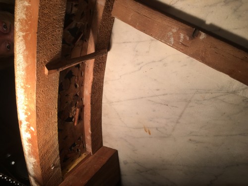 Console demi lune Louis XVI en bois doré Marbre blanc veiné d'origine - Ramón Portuondo