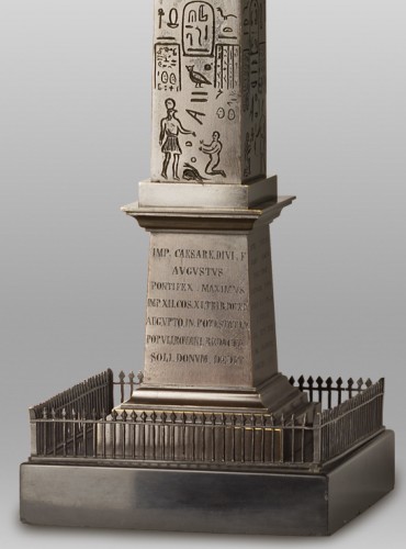 Objet de décoration Colonne Piédestal - Grand obélisque en bronze patiné et marbre noir de L’époque du Grand Tour
