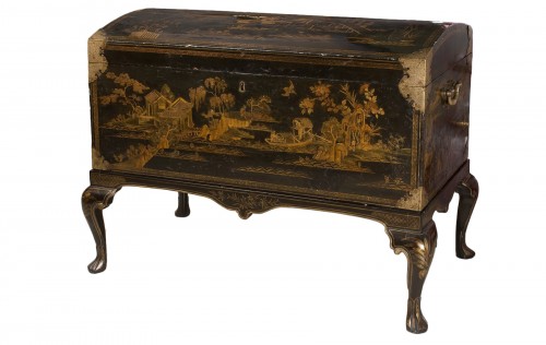 English lacquered wooden chest from the end of the 18th century