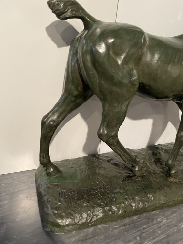 XXe siècle - Cheval en bronze à patine verte signé et daté dans la base M. de Mathelin 1900