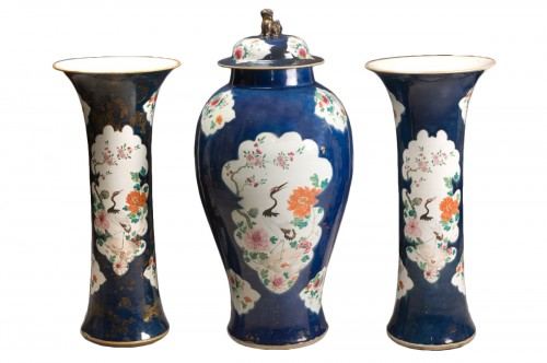 Ensemble vase couvert et deux vases cornets en porcelaine de Chine du XVIIIe siècle