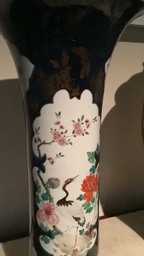 Ensemble vase couvert et deux vases cornets en porcelaine de Chine du XVIIIe siècle - Ramón Portuondo