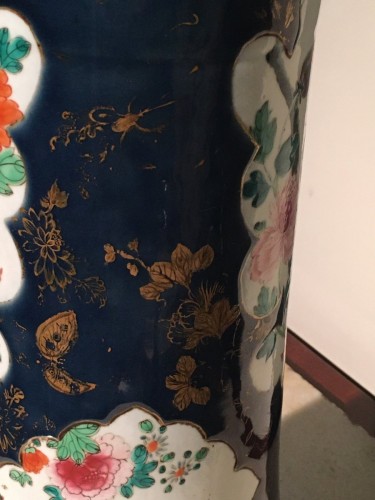 Antiquités - Ensemble vase couvert et deux vases cornets en porcelaine de Chine du XVIIIe siècle