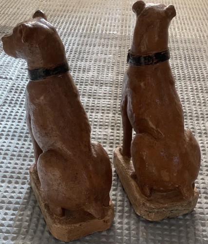 Objet de décoration  - Chiens en pierre reconstituée fin. XIXe siècle