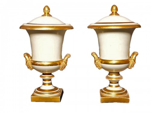 Paire de vases Medicis couverts en porcelaine de Paris vers 1830
