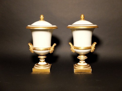  - Paire de vases Medicis couverts en porcelaine de Paris vers 1830