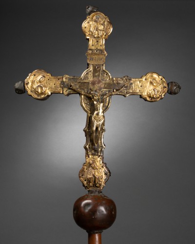Croix processionnelle en bois et laiton doré - Lombardie, Italie vers 1400 - Art sacré, objets religieux Style Moyen Âge