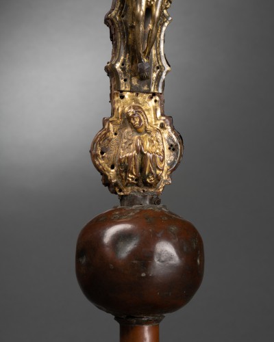 Art sacré, objets religieux  - Croix processionnelle en bois et laiton doré - Lombardie, Italie vers 1400