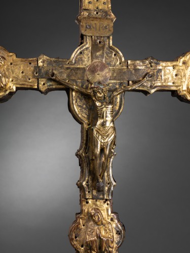 Croix processionnelle en bois et laiton doré - Lombardie, Italie vers 1400 - Galerie Alexandre Piatti