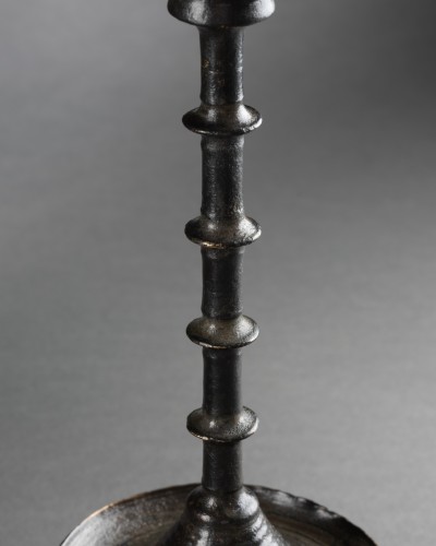 Bougeoir gothique à patine fouille - Europe centrale vers 1500 - Galerie Alexandre Piatti