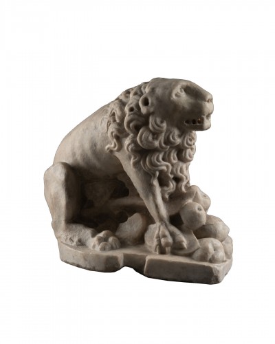  Lion, element of a recumbent figure  Marble - France 14th century