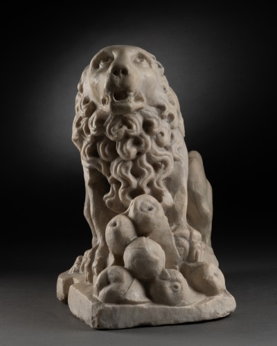 Lion, élément de gisant en marbre - France XIVe siècle - Sculpture Style Moyen Âge
