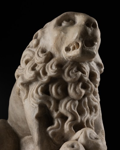 Lion, élément de gisant en marbre - France XIVe siècle - Galerie Alexandre Piatti