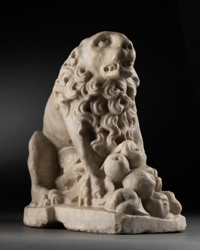 XIe au XVe siècle - Lion, élément de gisant en marbre - France XIVe siècle