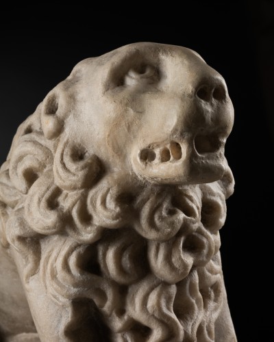 Lion, élément de gisant en marbre - France XIVe siècle - Moyen Âge