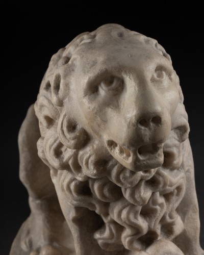 Moyen Âge - Lion, élément de gisant en marbre - France XIVe siècle