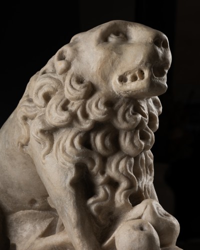Antiquités - Lion, élément de gisant en marbre - France XIVe siècle