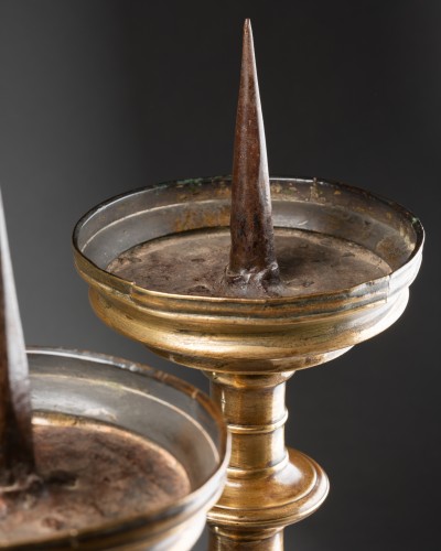 XIe au XVe siècle - Paire de bougeoirs en bronze - Europe centrale - vers 1500
