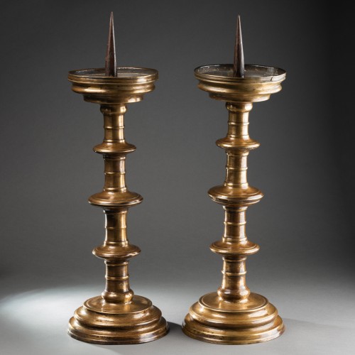 Moyen Âge - Paire de bougeoirs en bronze - Europe centrale - vers 1500