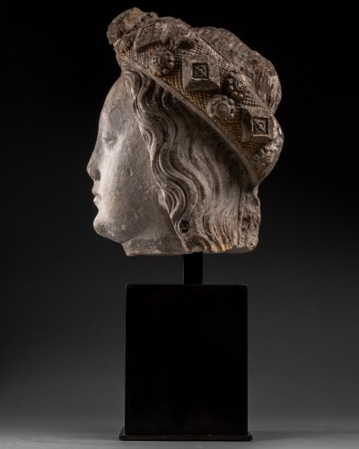 Sculpture  - Crowned stone head of a woman - France 14th century