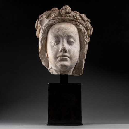 Middle age - Crowned stone head of a woman - France 14th century