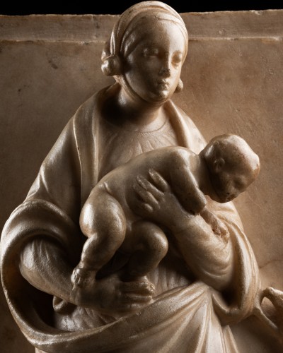 Bas-relief en marbre représentant la Vierge à l’enfant - Italie XVIe siècle - Sculpture Style Renaissance