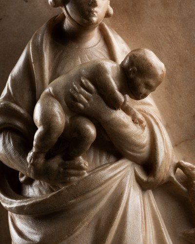 XVIe siècle et avant - Bas-relief en marbre représentant la Vierge à l’enfant - Italie XVIe siècle
