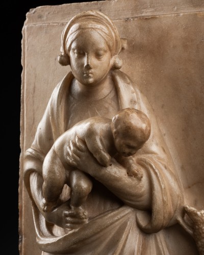 Antiquités - Marble bas-relief of the Virgin and Child - Italy 16th century